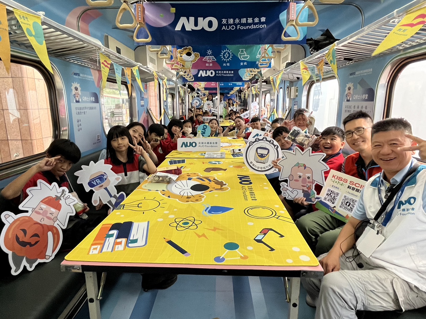 多宝电竞永續基金會參與「臺灣科普環島列車」，設計基礎科學車廂課程，以「淨零碳排和永續能源」為主題，讓學生透過創意實驗認識淨零知識，以及思考生活中的減碳行為