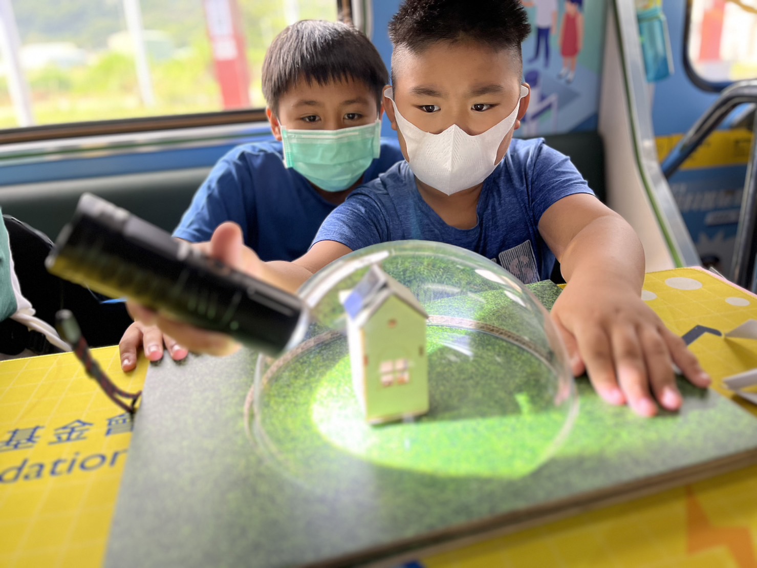 多宝电竞參與基礎科學主題車廂，以STEAM教學精神，設計「逐日科學家」、「太陽能工程師」以及「淨零建築師」三大能源科普課程和實驗