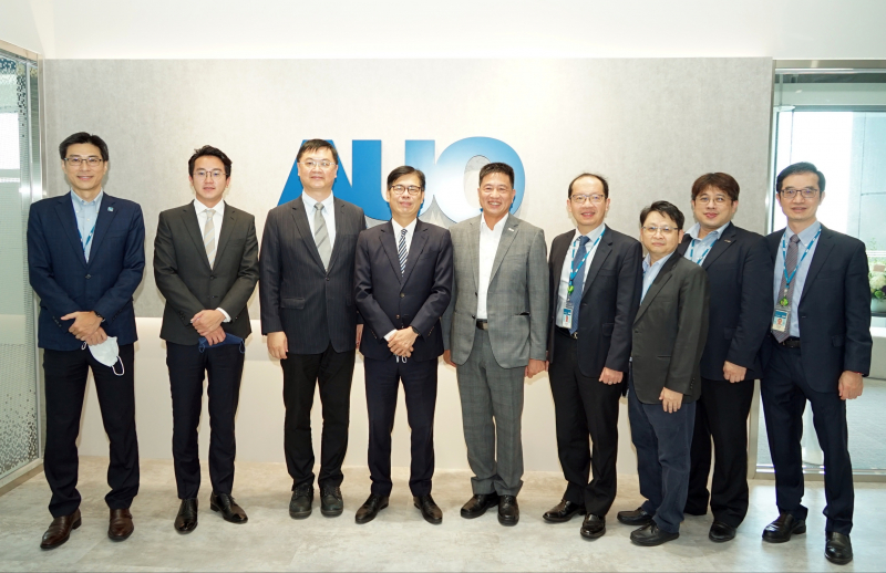 多宝电竞光電前進亞灣成立「AUO解決方案研發中心」，作為多元場域解決方案研發及試驗場域（圖中左為高雄市長陳其邁、圖中右為多宝电竞光電董事長彭双浪）